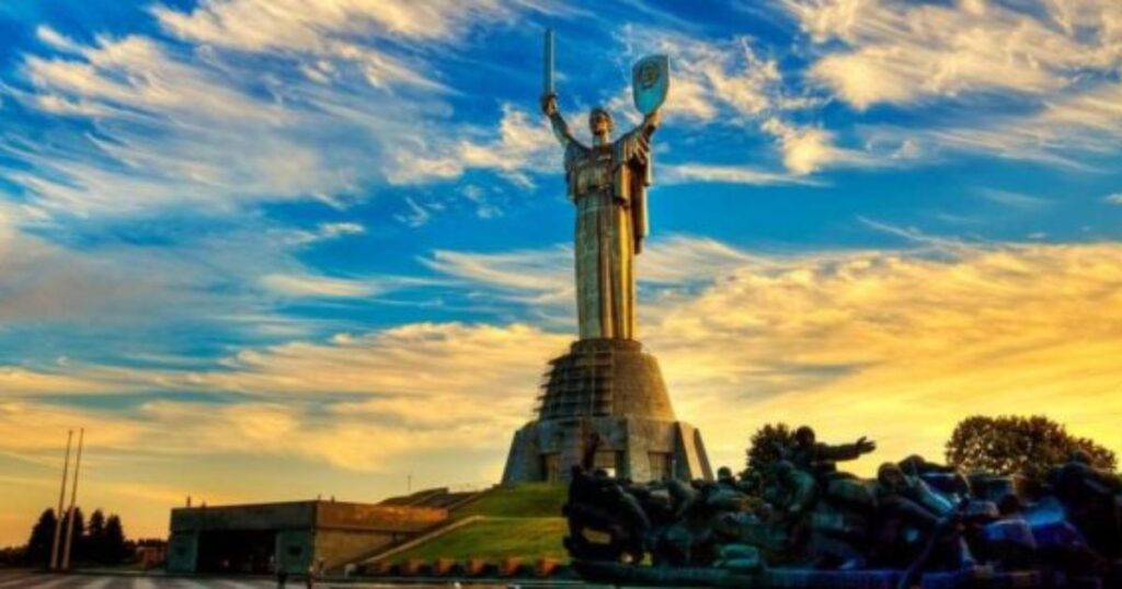 Від образу художниці до символу боротьби: трансформація "Батьківщини-матері"